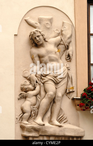 Prague, République tchèque. Dum U Zlate studny / Maison de l'Golden Well, dans la rue Karlova. Détail de St Sébastien Banque D'Images