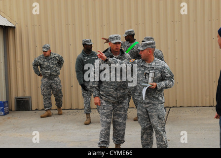 Les soldats du 2e Brigade Combat Team, 10e Division de Montagne (LI), la conduite d'inspections de l'équipement en préparation pour l'appui à Banque D'Images