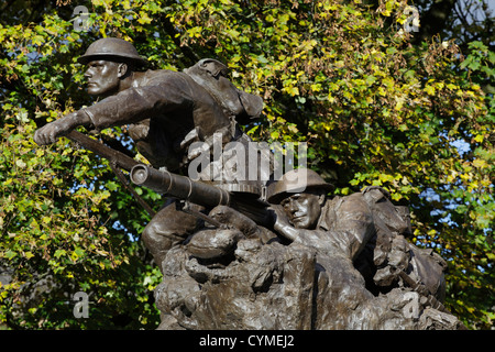 Détail de la statue de bronze camerounais Scottish Rifles War Memorial dans le parc Kelvingrove en automne, Glasgow, Écosse, Royaume-Uni Banque D'Images