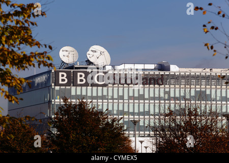 BBC Scotland signe et satellite plats sur le bâtiment du siège social de Pacific Quay à Glasgow, Écosse, Royaume-Uni Banque D'Images