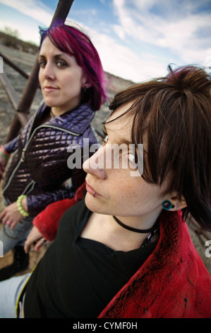 Deux jeunes filles posant punk dans un cadre rural Banque D'Images