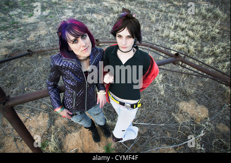 Deux jeunes filles posant punk dans un cadre rural Banque D'Images