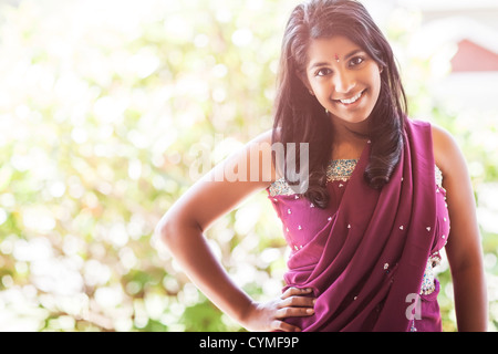 Femme indienne en vêtements traditionnels Banque D'Images