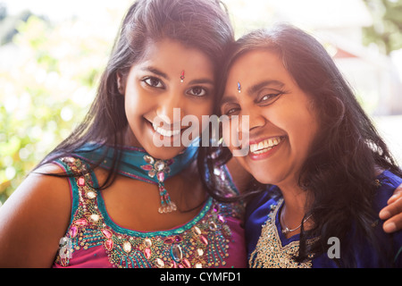 Mère indienne et sa fille en costume traditionnel Banque D'Images