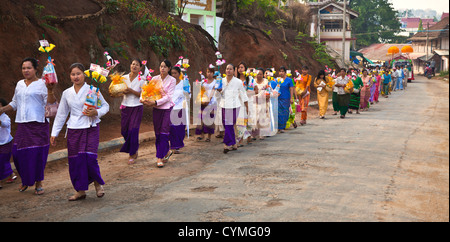 PROCESSION transportant des objets domestiques pour les jeunes hommes entrer dans un monastère bouddhiste à KENGTUNG également connu sous le nom de KYAINGTONG - Myanmar Banque D'Images