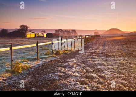 Frosty autumnal campagne du Wiltshire avec paysage néolithique iconique Silbury Hill dans la distance Banque D'Images