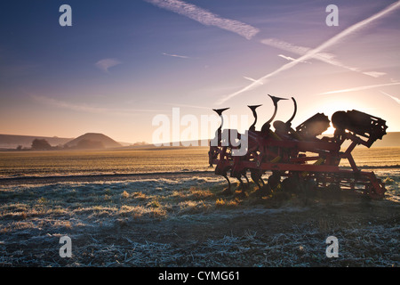 Lever de soleil sur l'automne glacial campagne du Wiltshire avec paysage néolithique iconique Silbury Hill dans la distance Banque D'Images