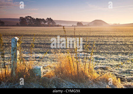 Lever de soleil sur l'automne glacial campagne du Wiltshire avec paysage néolithique iconique Silbury Hill dans la distance Banque D'Images