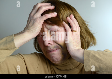 Violence domestique une femme battue et meurtrie dépeignant la violence domestique. Relation d'oreille violence blessures traitement effrayé femme effrayée Banque D'Images