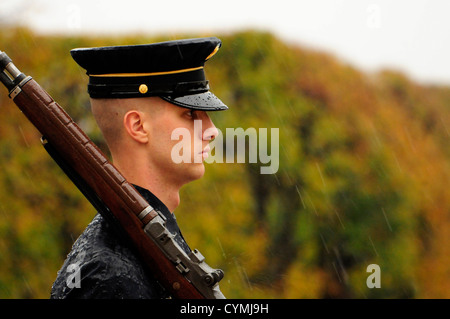 La CPS. Brett Hyde, tombe, sentinelles américaines 3d (Régiment d'infanterie de la vieille garde), maintient son vigil pendant l'Ouragan Sandy tout en gardant la Tombe du Soldat inconnu au cimetière national d'Arlington, Va., octobre, 29, 2012. En 1948, la vieille garde occupe le poste à la suite de la réactivation de l'unité dans la capitale du pays. (U.S. Photo de l'armée par le Sgt. Jose A. Torres Jr.) Banque D'Images