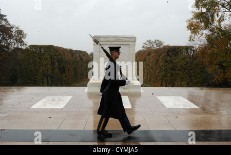 La CPS. Brett Hyde, tombe, sentinelles américaines 3d (Régiment d'infanterie de la vieille garde), monte la garde sur la Tombe du Soldat inconnu lors de l'Ouragan Sandy au cimetière national d'Arlington, en Virginie, le 29 octobre 2012. Tout comme la Sentinelle's Creed dit "à travers les années de la diligence et de la louange et de l'inconfort des éléments, je vais à pied ma tournée dans une humble révérence au mieux de mes capacités", Hyde vit par cette croyance. (U.S. Photo de l'armée par le Sgt. Jose A. Torres Jr.) Banque D'Images