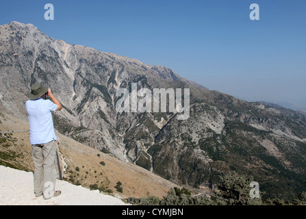 En admirant la vue depuis le Col Llogara dans le sud de l'Albanie Banque D'Images