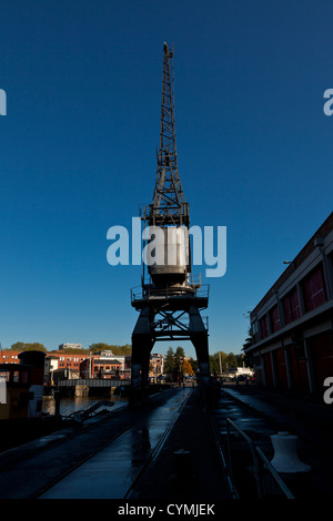 Grues électriques sur quai de Bristol city docks. Banque D'Images