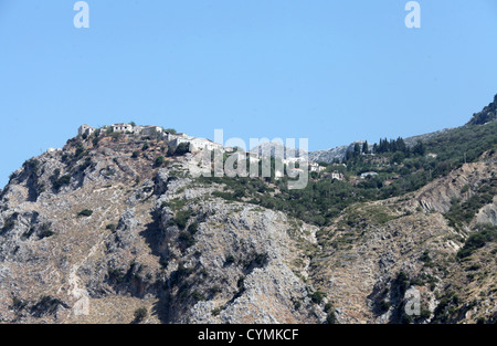 Village perché dans les montagnes du sud de l'Albanie Banque D'Images