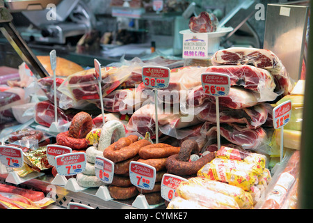 Saucisses, jambon, bacon, viande rouge, bouchers vitrine, Madrid, Espagne. Banque D'Images