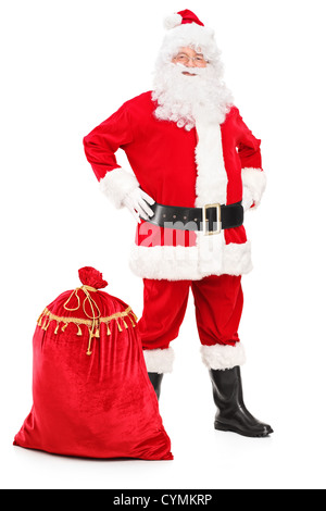 Portrait d'un Père Noël qui pose à côté d'un sac isolé sur fond blanc Banque D'Images