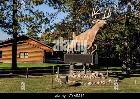 Statue d'un cerf au Club de Golf de Saint Germain à Saint-Germain, Wisconsin Banque D'Images