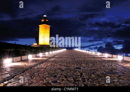 L'Espagne, la Galice : phare romain lumineux nocturne 'Torre Hercules' à La Coruna Banque D'Images