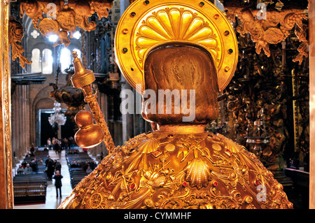 L'Espagne, Saint James Way : Arrière de l'autel, statue de l'apôtre saint Jacques dans la cathédrale de Santiago de Compostela Banque D'Images