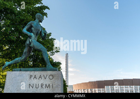 Le Finlandais Paavo Nurmi en dehors du monument au Stade Olympique d'Helsinki, Helsinki, Finlande de Töölö Banque D'Images