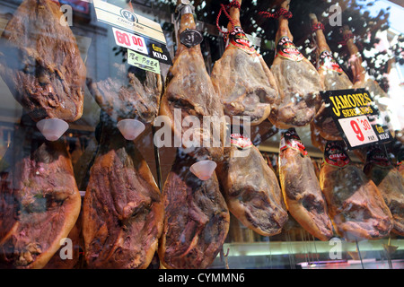 Jambon Serrano Jamones guéri de porc en conserve de raccrocher en épicerie bar boucherie Madrid Espagne Banque D'Images