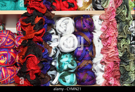 Boules colorées de laine sur des étagères Banque D'Images