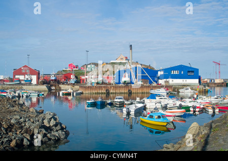 Les bateaux de pêche au port de Sisimiut au Groenland Banque D'Images