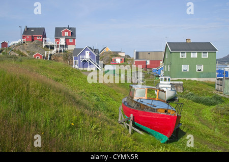 Boîtier de couleur vive et de bateaux dans SW Ilulissat Groenland Banque D'Images