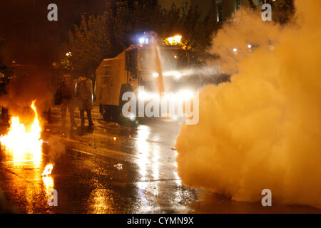 Le 7 novembre 2012 - Athènes, Grèce - Émeutes à l'extérieur du parlement grec au cours de la deuxième journée de grève générale en Grèce. De la Grèce au fragile gouvernement de coalition fait face à rude épreuve jusqu'à présent lorsque le législateur vote plus tard mercredi sur de nouvelles mesures d'austérité exigées douloureux pour garder le pays à flot, le deuxième jour d'une grève générale nationale. L'euro13.5 milliards ($17,3 milliards) est prévu pour gratter au Parlement, à la suite d'un débat d'une journée à la hâte. Mais les défections potentielles pourrait sérieusement affaiblir la coalition dirigée par le parti conservateur formé en juin avec l'intention de garder la Grèce dans Banque D'Images