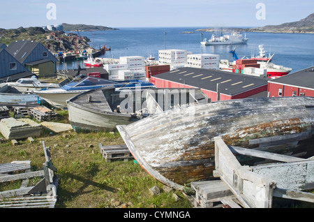 Au-dessus de vieux bateaux du port de Sisimiut au Groenland SW Banque D'Images