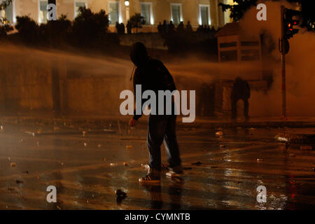 Le 7 novembre 2012 - Athènes, Grèce - Émeutes à l'extérieur du parlement grec au cours de la deuxième journée de grève générale en Grèce. De la Grèce au fragile gouvernement de coalition fait face à rude épreuve jusqu'à présent lorsque le législateur vote plus tard mercredi sur de nouvelles mesures d'austérité exigées douloureux pour garder le pays à flot, le deuxième jour d'une grève générale nationale. L'euro13.5 milliards ($17,3 milliards) est prévu pour gratter au Parlement, à la suite d'un débat d'une journée à la hâte. Mais les défections potentielles pourrait sérieusement affaiblir la coalition dirigée par le parti conservateur formé en juin avec l'intention de garder la Grèce dans Banque D'Images
