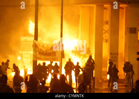 Le 7 novembre 2012 - Athènes, Grèce - Émeutes à l'extérieur du parlement grec au cours de la deuxième journée de grève générale en Grèce. De la Grèce au fragile gouvernement de coalition fait face à rude épreuve jusqu'à présent lorsque le législateur vote plus tard mercredi sur de nouvelles mesures d'austérité exigées douloureux pour garder le pays à flot, le deuxième jour d'une grève générale nationale. L'euro13.5 milliards ($17,3 milliards) est prévu pour gratter au Parlement, à la suite d'un débat d'une journée à la hâte. Mais les défections potentielles pourrait sérieusement affaiblir la coalition dirigée par le parti conservateur formé en juin avec l'intention de garder la Grèce dans Banque D'Images