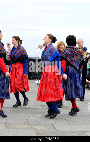 Morris Dancers à Whitby. Banque D'Images