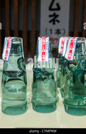 Ramune Soda est célèbre pour son unique forme de bouteille qui contient un marbre dans la bouteille. Le Japon Banque D'Images