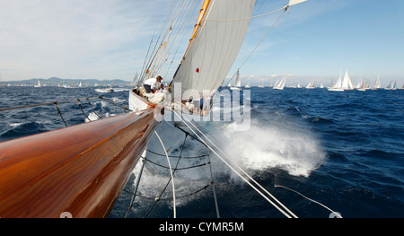 À bord d'Altair pendant 'Les Voiles de Saint Tropez", France. Commandé en 1929 par le capitaine Guy H MacCaw dont la mémoire à Willia Banque D'Images