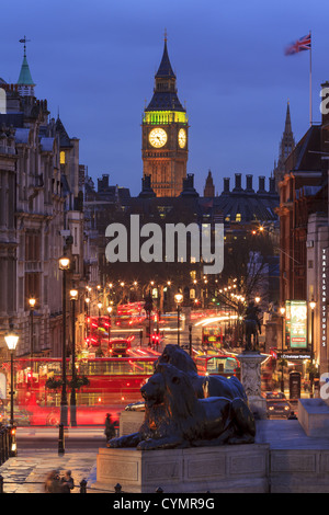 Nuit à Whitehall, à au sud de Trafalgar Square à l'Elizabeth Tower et le Palais de Westminster Banque D'Images