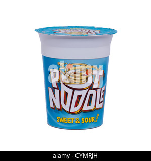 Un aigres-doux et Pot Noodle sur fond blanc Banque D'Images