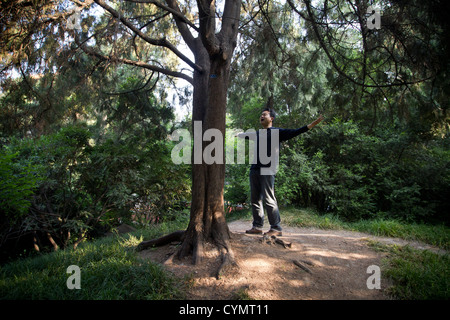 Un homme ayant participé à des exercices du matin dans le parc Beihai, Beijing, Chine Banque D'Images