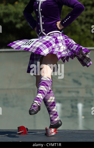 Jeune femme danse de l'épée traditionnelle au Highland Games Banque D'Images