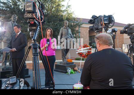 TV News Rapports d'équipage ne devant statue du légendaire entraîneur de football de l'Université du Texas Darrell royal après la mort de Royal Banque D'Images