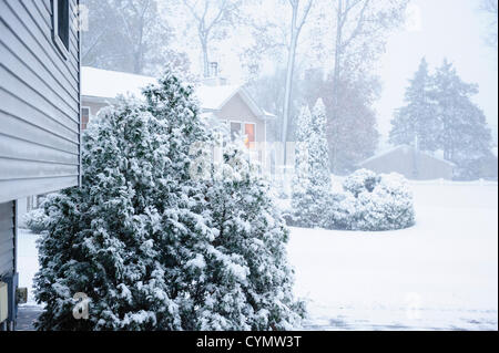 West Nyack, New York, USA, 7 novembre 2012 : essaie encore de se remettre de l'ouragan l'Ouragan Sandy, une tempête de neige frappe la beleagured côte est des États-Unis. West Nyack New York est fermé avec des températures de gel et de neige devraient atteindre 3 à 5 pouces. © Marianne A. Campolongo/Alamy News Banque D'Images