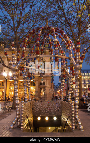 Kiosque des Noctambules (Nightwalkers) : Une entrée de la moderne idiosyncrasiques Paris Métro à la place Colette, conçu par jean-michel Othoniel. La France. Banque D'Images