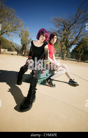 Deux filles Punk assis sur des valises empilées Banque D'Images