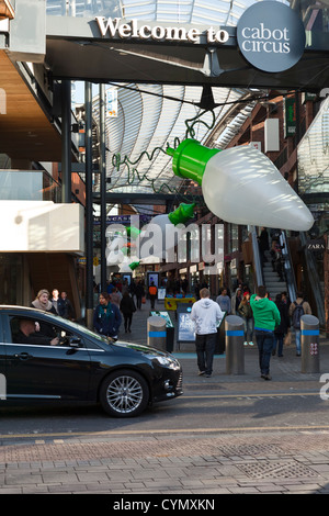 Cabots Circus centre commercial dans le centre-ville de Bristol, Royaume-Uni. Décorations de Noël aller juste en haut prêt pour la ruée de Noël. Banque D'Images