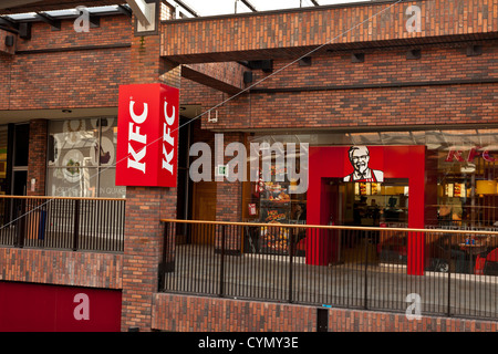 Cabots Circus centre commercial dans le centre-ville de Bristol, Royaume-Uni. Décorations de Noël aller juste en haut prêt pour la ruée de Noël. Banque D'Images