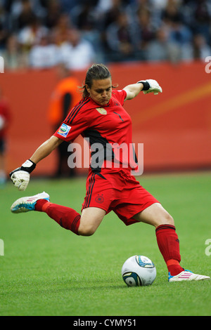 FRANCFORT - JUIN 30 : la gardienne allemande Nadine Angerer tire le ballon lors d'un match de la Coupe du monde féminine de la FIFA du Groupe A contre le Nigeria au stade de la Coupe du monde féminine de la FIFA, le 30 juin 2011 à Francfort, en Allemagne. Usage éditorial exclusif. Utilisation commerciale interdite. (Photographie de Jonathan Paul Larsen / Diadem images) Banque D'Images