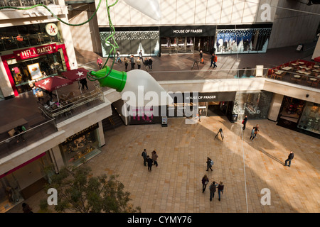 Cabots Circus centre commercial dans le centre-ville de Bristol, Royaume-Uni. Décorations de Noël aller juste en haut prêt pour la ruée de Noël. Banque D'Images