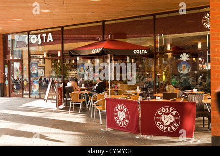 Cabots Circus centre commercial dans le centre-ville de Bristol, Royaume-Uni. Décorations de Noël aller juste en haut prêt pour la ruée de Noël. Banque D'Images