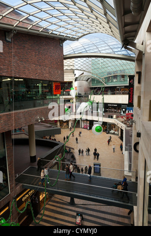 Cabots Circus centre commercial dans le centre-ville de Bristol, Royaume-Uni. Décorations de Noël aller juste en haut prêt pour la ruée de Noël. Banque D'Images