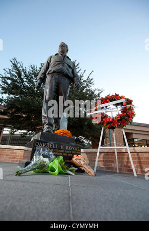 Une statue du légendaire entraîneur de football de l'Université du Texas Darrell K Royal ornées de fleurs après la mort de Royal à l'âge de 88 Banque D'Images